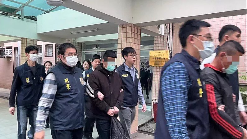 Suspects in counterfeiting operation escorted to Taipei District Prosecutor's Office. (National Immigration Agency photo)
