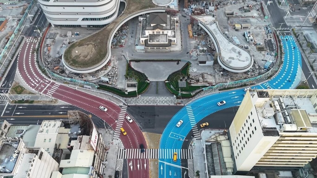 Painted roads around Kaohsiung Main Station are pictured from the air. (CNA photo)
