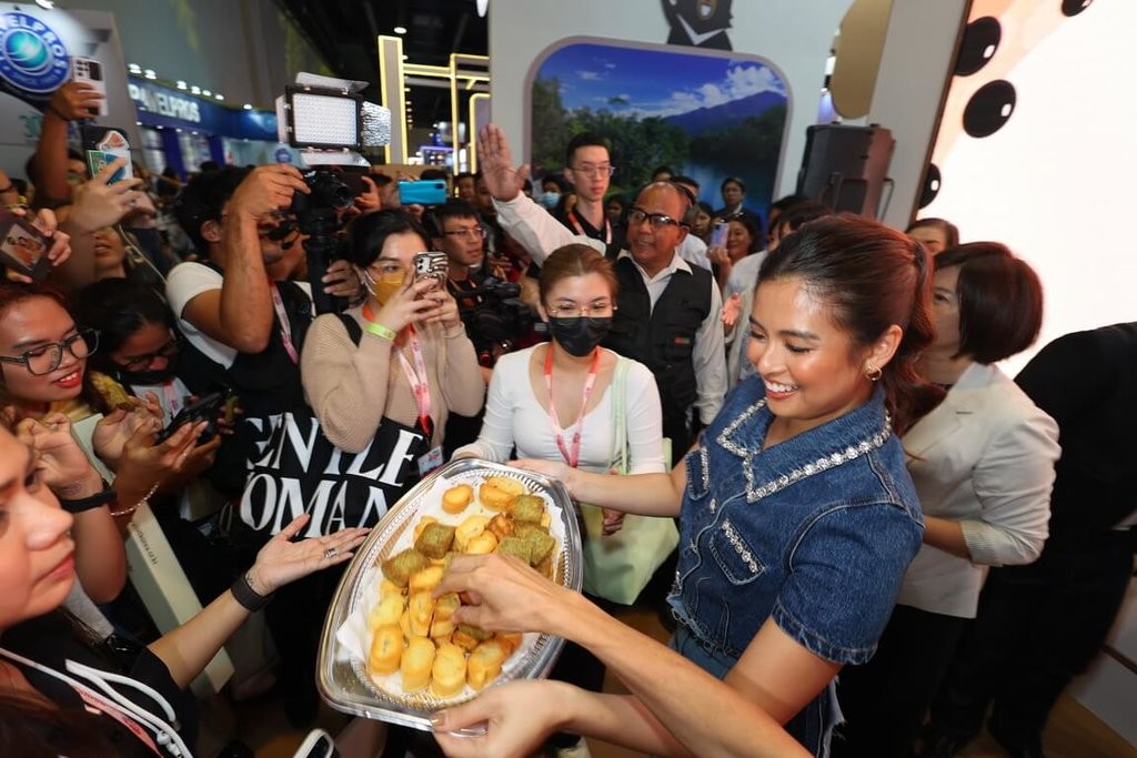 Filipino actress Gabbi Garcia hands out Taiwanese snacks. (CNA photo)
