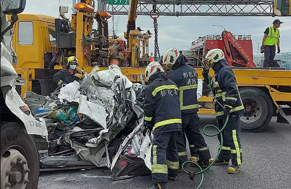 6 vehicle accident sends 2 to hospital. (Changhua County Fire Department photo)
