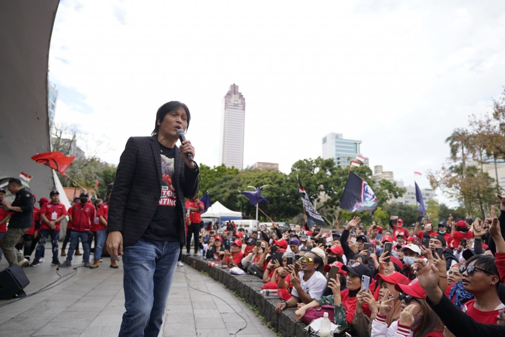 Elfonda Mekel speaks to supporters of the PDIP's presidential candidate Ganjar Pranowo in Taipei on Sunday. (PDIP, Rahmat Dwi photo)
