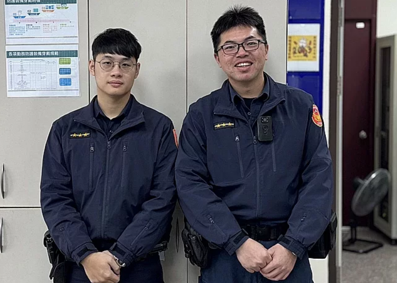 Police officers help woman recover lost cash. (Beitou Police Precinct photo)
