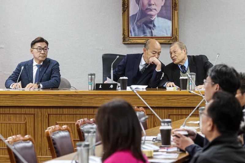 立法院正副院長韓國瑜（後中）、江啟臣（後左）5日下午一同主持朝野協商，韓國瑜在會前與新任立法院秘書長周萬來（後右）交談。中央社
