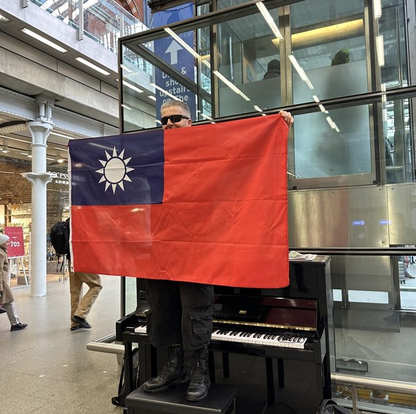 Brendan Kavanagh holds up Taiwanese flag on Feb. 5. (Facebook, Brendan Kavanagh photo)
