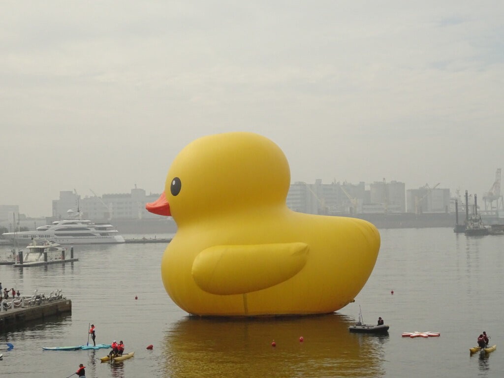 Rubber Duck floats in Kaohsiung Harbor against hazy skies. (CNA photo)
