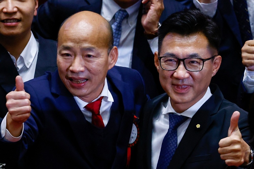 2024年2月1日，國民黨立委韓國瑜（左）、江啟臣當選立法院正副院長。（圖／路透社Ann Wang）
