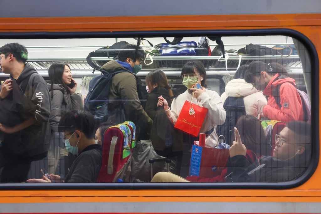 Passengers crammed on Taiwan Railway Corporation Train at Banqiao Station on Feb. 7.
