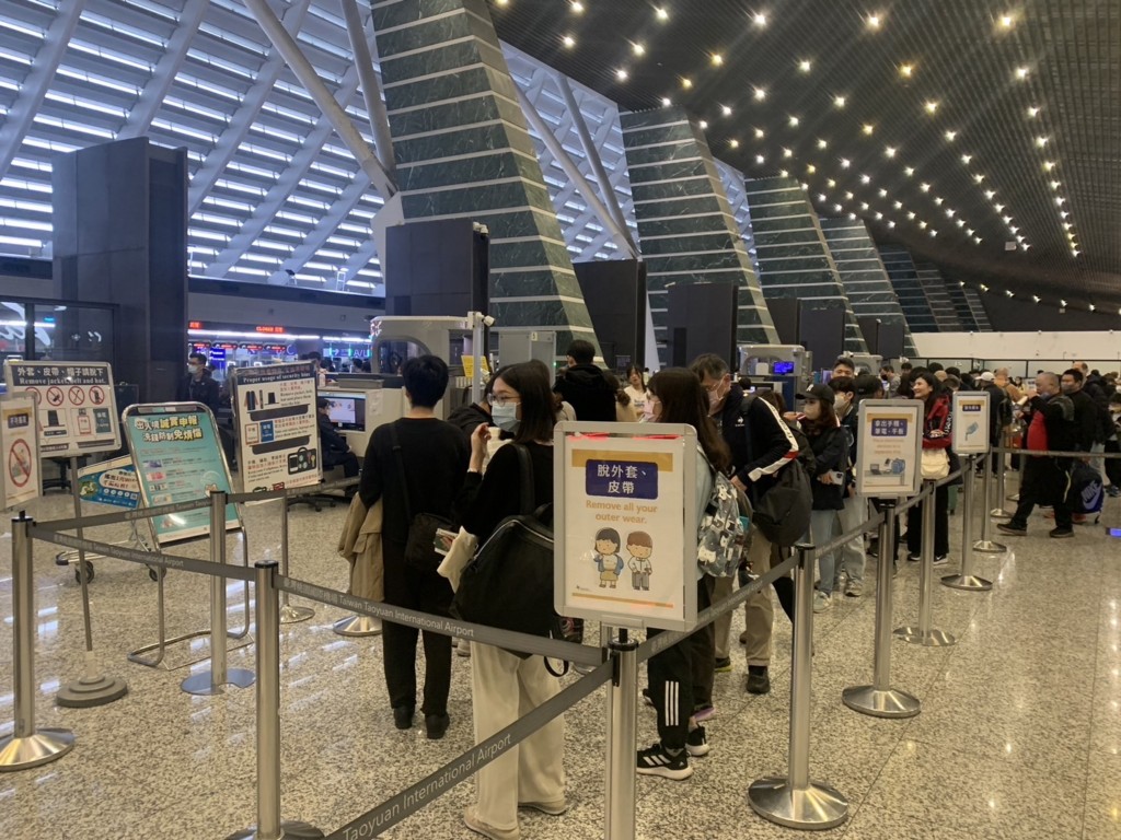 Travelers at Taoyuan International Airport. (CNA, TIAC photo)
