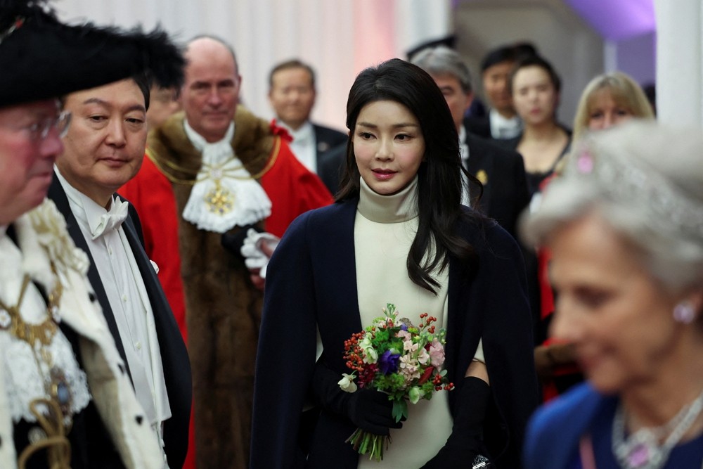 2023年11月22日，南韓第一夫人金建希赴倫敦參加國宴。（圖／路透社Isabel Infantes）
