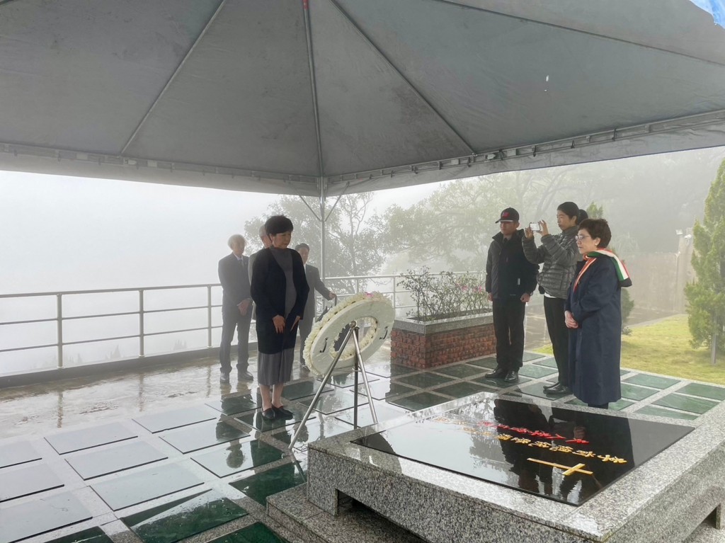 Tokyo Governor Koike Yuriko (front left) pays her respects at the grave of  President Lee Teng-hui in New Taipei City Thursday in the presence of...