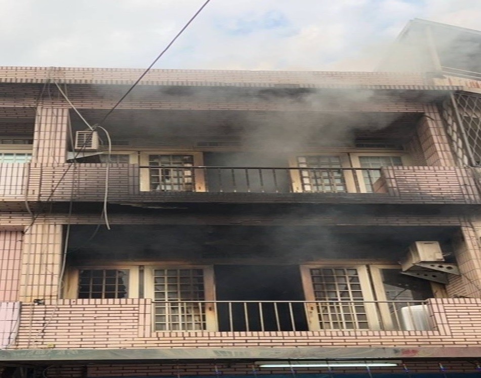 A fire began in the kitchen of a second-floor apartment in Taoyuan's Dayuan District, Feb. 10. 
