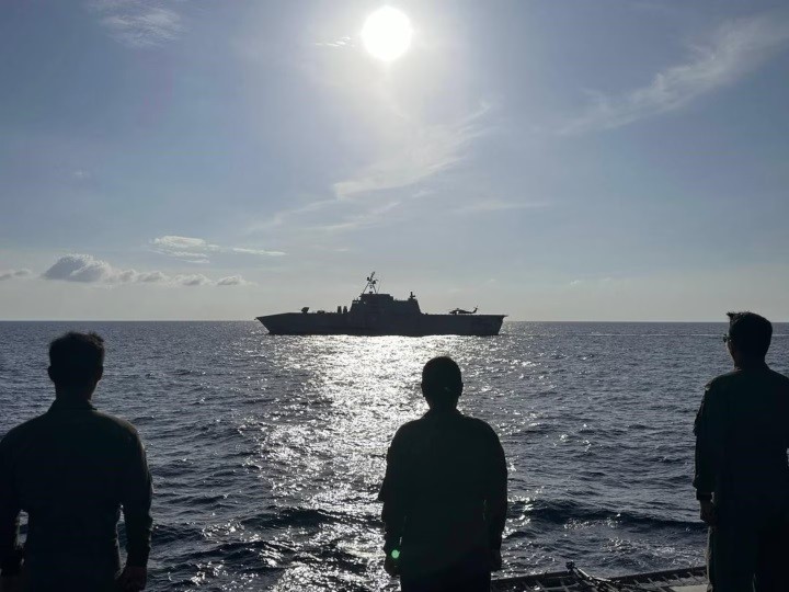 Philippine sailors on the BRP Gregorio Del Pilar observe littoral combat ship USS Gabrielle Giffords, Feb. 9. (US Indopacom photo)
