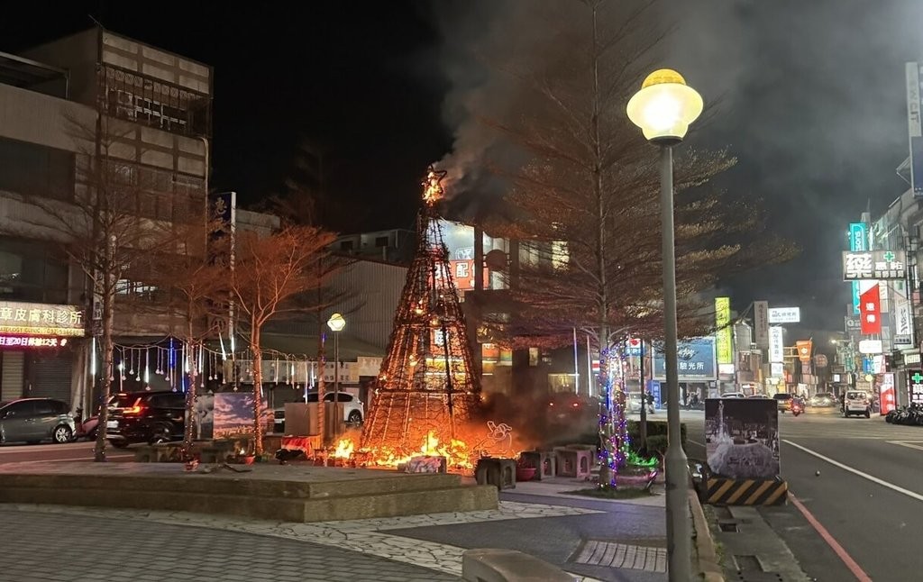 The Christmas tree art installation at Shang Park in Toufen, Miaoli on fire. (CNA photo)
