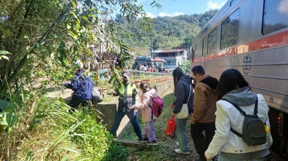 Passengers disembark a derailed train on the Pingxi Line on Monday. (Taiwan Railways Administration photo)
