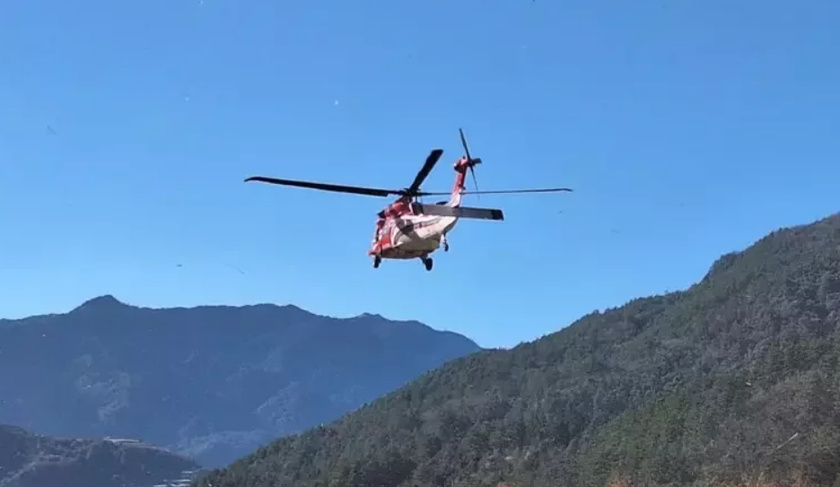 Helicopter retrieves body of woman mountaineer. (Miaoli County Fire Department photo)
