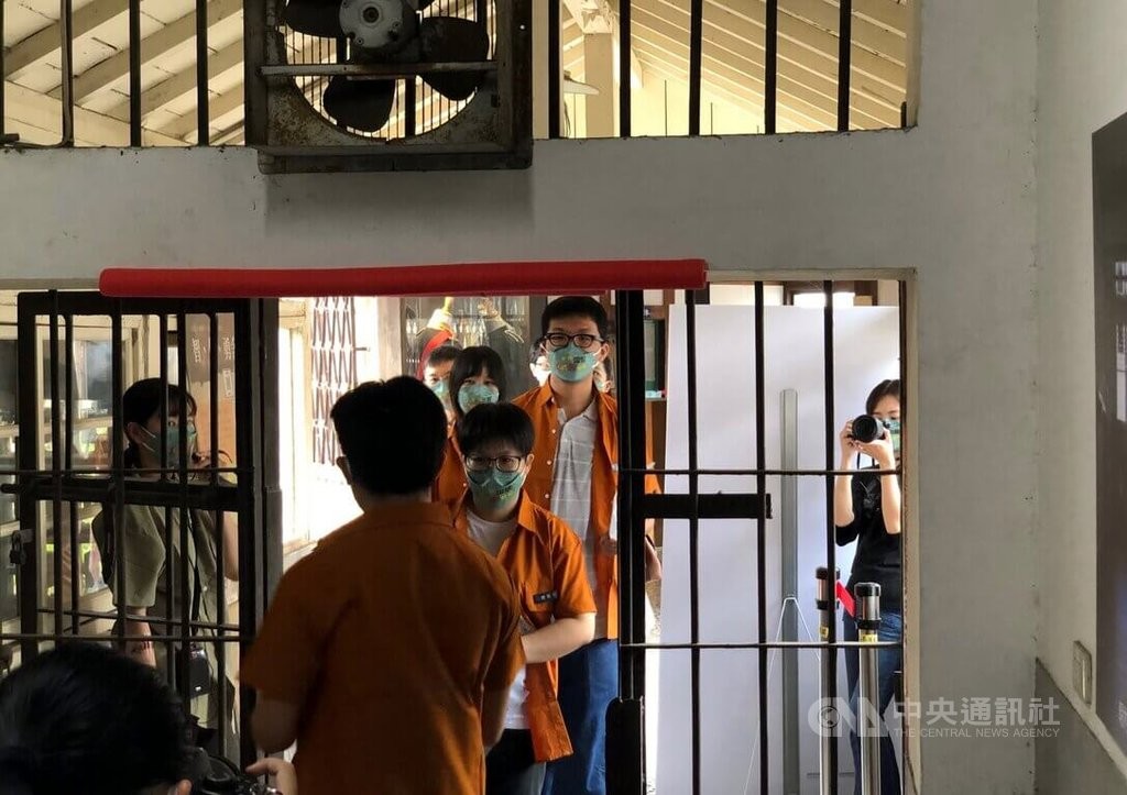 Visitors to a prison in Chiayi don orange inmate outfits in 2022. (CNA photo)
