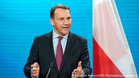 As countries seek to mend ties, Polish Foreign Minister Radoslaw Sikorski renews a push for German war reparations