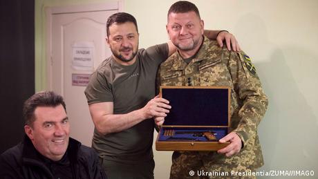 Relations between Zaluzhnyi (right) and Zelenskyy (center) have been considered strained since the failure of Ukraine's 2023 counter-offensive