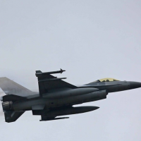 F-16 戰機驚傳意外！飛行訓練中座艙罩竟飛脫