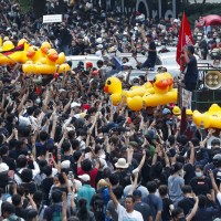 【另類黃衫軍】泰國反示威新面孔 「黃色小鴨」大軍出動
