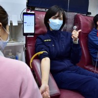Taipei cops respond to call for blood donations