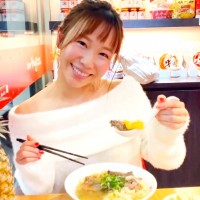 Japanese TV host savors Taiwanese pineapple beef noodle soup, free fruit