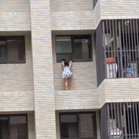 Little girl stranded on apartment ledge in Taiwan's Taoyuan