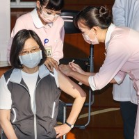 更新【台灣國產高端疫苗開打】蔡總統23日一早完成接種　秀黃卡比讚：這針蠻輕鬆•沒什麼感覺