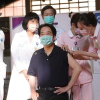 副總統賴清德完成台灣自產高端疫苗接種　籲國人施打疫苗•保護自己保護家人