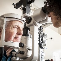 眼睛出現斑點要當心！美國研究：「視網膜檢測」可揪出早期阿茲海默症