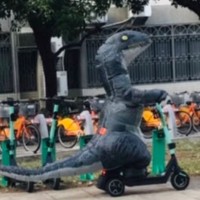 Taiwanese netizens discuss spooky dinosaur scooter rider for Halloween