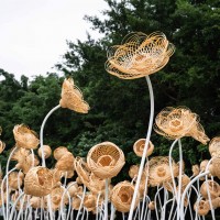 比人還高！台灣全聯公益嘉年華大型地景藝術致敬防疫英雄　6萬竹片打造「垂首的謝籃」大安森林公園綻放