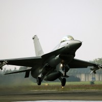 【嚇!】F-16V戰機飛行訓練「音爆」 震碎嘉義10多戶民宅玻璃