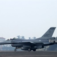 台灣F-16V戰機11日下午於嘉義外海墜機　空軍：呈大角度、向下快速墜海　上尉飛官長按無線電麥克風屬不正常現象