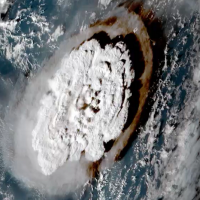 【影】太平洋島國東加海底火山爆發 鄰國斐濟以為轟天巨雷