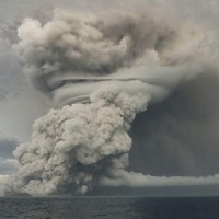 東加王國海底火山兩度爆發多國海嘯警報 紐、澳派機勘災