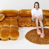 超酷！愛沙尼亞饒舌歌手和IKEA聯名推出麵包沙發　可以穿的麵包夾克NFT免費發行