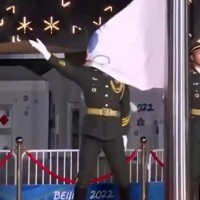 Video shows Chinese soldier get stuck under Russian Olympic Committee flag