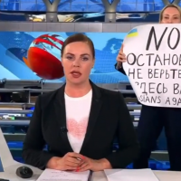 [Video] Anti-war protester in studio disrupts live Russian state TV news
