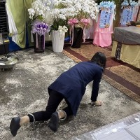 Images of councilor wearing shackles to father's funeral in southern Taiwan draw ire