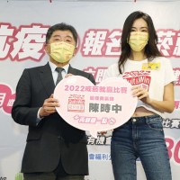 Taiwan health minister enters a stop smoking competition