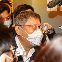 Taipei mayor caught singing without wearing a mask