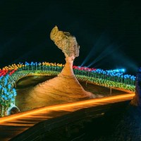 Photo of the day: Taiwan's Queen's head glows with Ukrainian flag colors