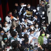 【更新】台灣立法院審查「國務機要費」除罪化相關草案　藍綠立委爆推擠衝突