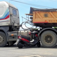 Photos show scooter caught in 35-ton freight truck in south Taiwan