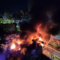 台灣新竹輪胎行惡火燒死8人•包括4大人4幼童　疑家人口角引發縱火悲劇