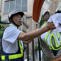 Taiwanese volunteer traffic mirror cleaner passes away