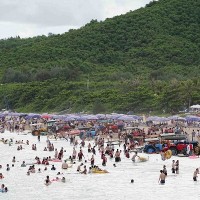 Crowds back on Kenting beaches in south Taiwan
