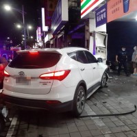 6 injured after taxi smashes SUV onto New Taipei sidewalk