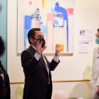 Guatemalan embassy in Taiwan gifts artwork to children's hospital